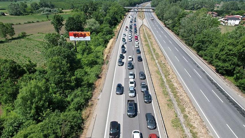 Büyük bayram göçü! Trafik durdu, kilometrelerce kuyruk oluştu
