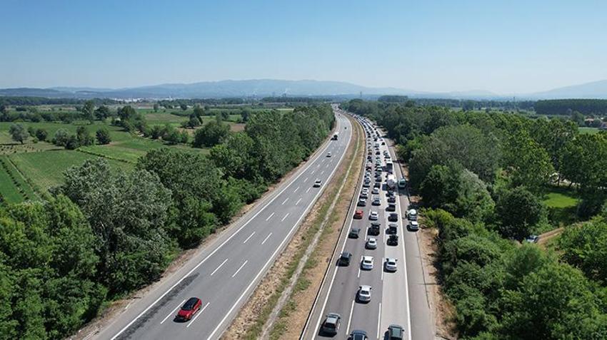 Büyük bayram göçü! Trafik durdu, kilometrelerce kuyruk oluştu