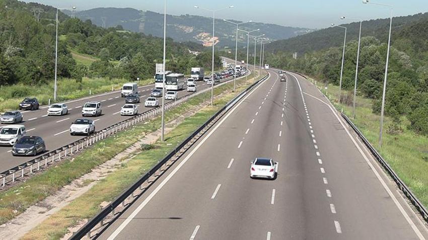 Büyük bayram göçü! Trafik durdu, kilometrelerce kuyruk oluştu