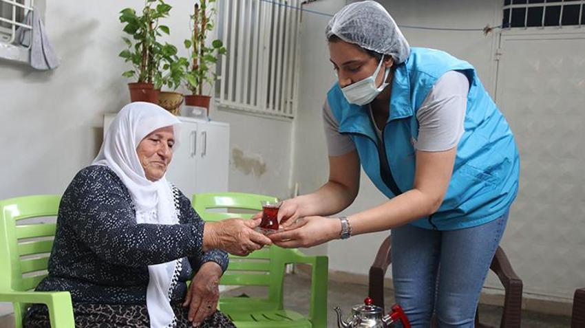 Diyarbakır'da büyük 'Vefa'! Yaşlıların evine gidip bayram temizliği yaptılar