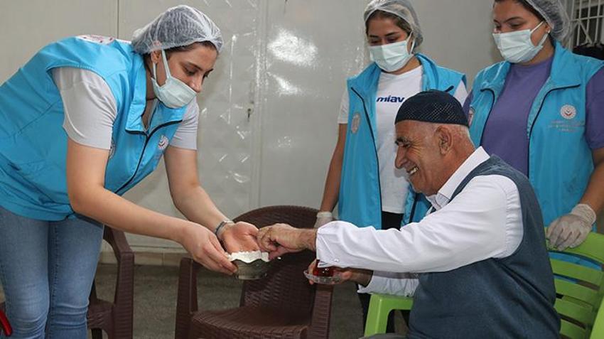 Diyarbakır'da büyük 'Vefa'! Yaşlıların evine gidip bayram temizliği yaptılar