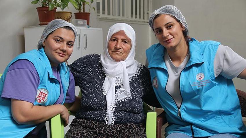 Diyarbakır'da büyük 'Vefa'! Yaşlıların evine gidip bayram temizliği yaptılar