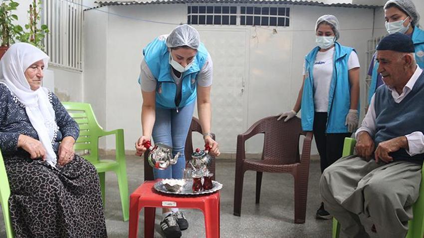 Diyarbakır'da büyük 'Vefa'! Yaşlıların evine gidip bayram temizliği yaptılar