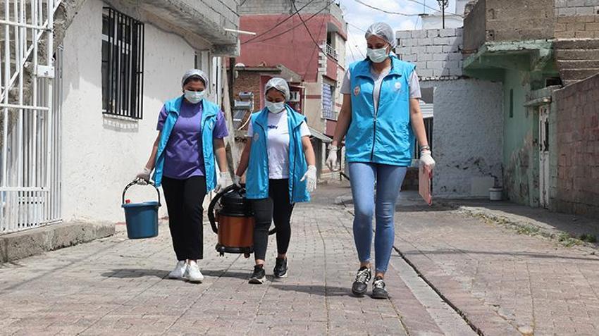 Diyarbakır'da büyük 'Vefa'! Yaşlıların evine gidip bayram temizliği yaptılar