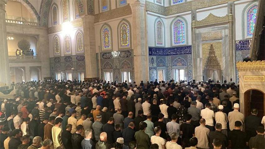 Türkiye’de ilk Kurban Bayramı namazı Iğdır’da kılındı! Camiler doldu taştı