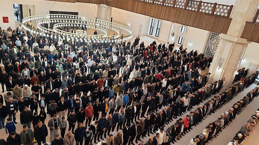 Türkiye’de ilk Kurban Bayramı namazı Iğdır’da kılındı! Camiler doldu taştı