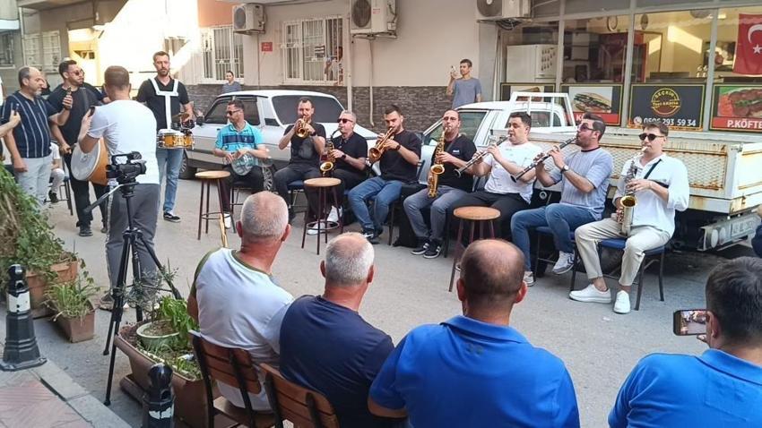 Makedonya'dan Manisa'ya uzanıyor! Çalgılı bayram geleneğinde herkes neşeli