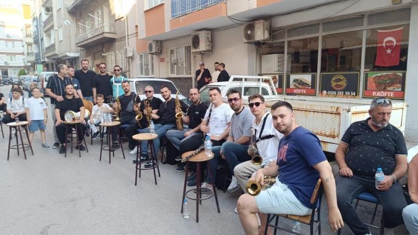 Makedonya'dan Manisa'ya uzanıyor! Çalgılı bayram geleneğinde herkes neşeli