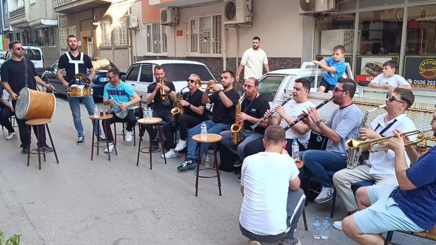 Makedonya'dan Manisa'ya uzanıyor! Çalgılı bayram geleneğinde herkes neşeli