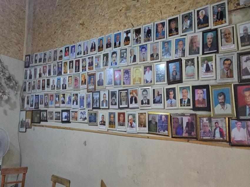 Mahallede Ölüler Kahvesi, kahvede bir gelenek! Adana'da her ölenin fotoğrafı buraya asılıyor
