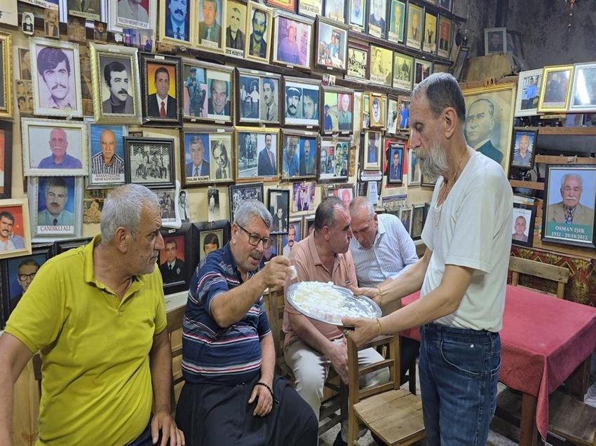 Mahallede Ölüler Kahvesi, kahvede bir gelenek! Adana'da her ölenin fotoğrafı buraya asılıyor

