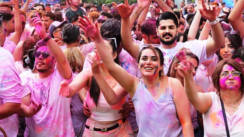 Van'a akın ettiler! Rengarenk görüntüler ortaya çıktı