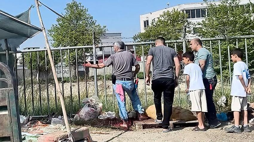 Adana'da bayrama yakışmayan görüntüler! Kaldırımlarda ve boş arazilerde kurban kestiler