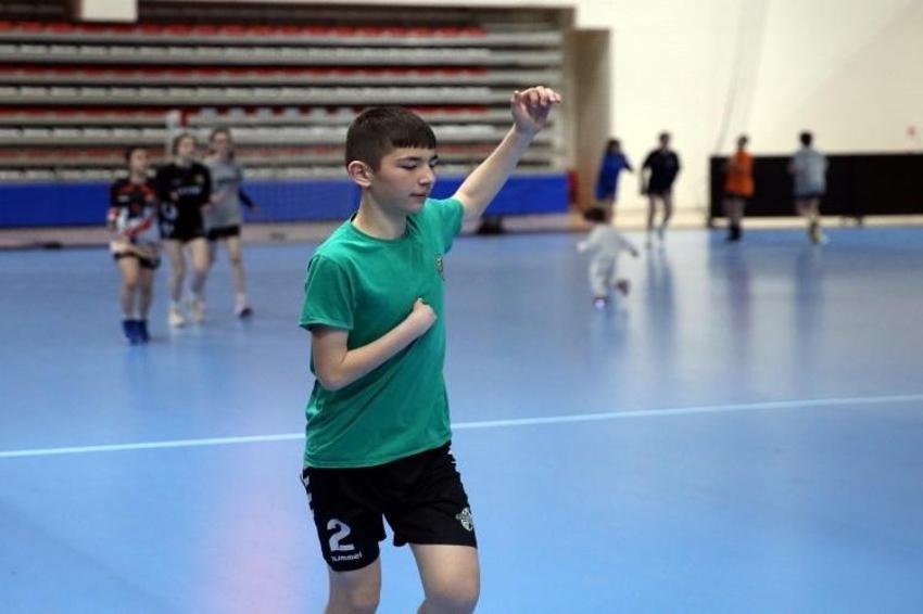 Tek eliyle hentbolda gelecek vadediyor! 14 yaşında performansı dillere düştü