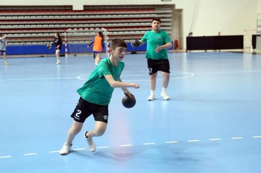 Tek eliyle hentbolda gelecek vadediyor! 14 yaşında performansı dillere düştü
