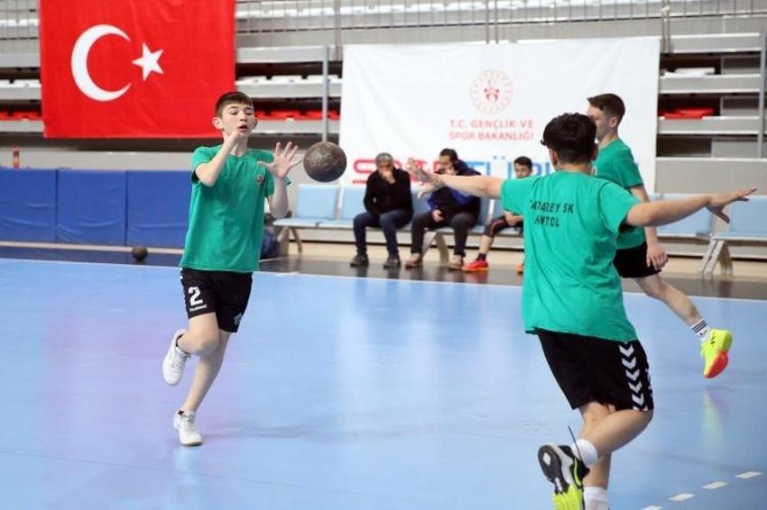 Tek eliyle hentbolda gelecek vadediyor! 14 yaşında performansı dillere düştü