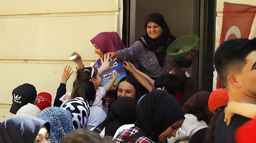 Bursa'da 700 yıllık bayram geleneği! Arefe gününden başlıyor, çocuklar kapı kapı dolaşıp 'Adak' topluyor