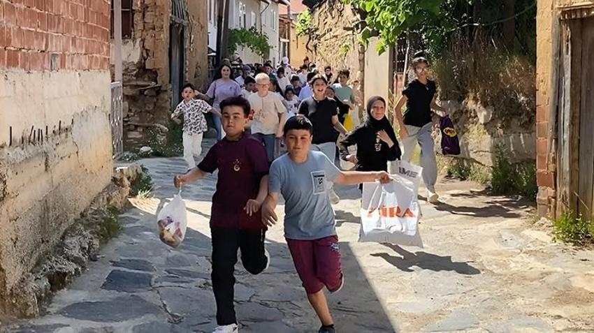 Bursa'da 700 yıllık bayram geleneği! Arefe gününden başlıyor, çocuklar kapı kapı dolaşıp 'Adak' topluyor
