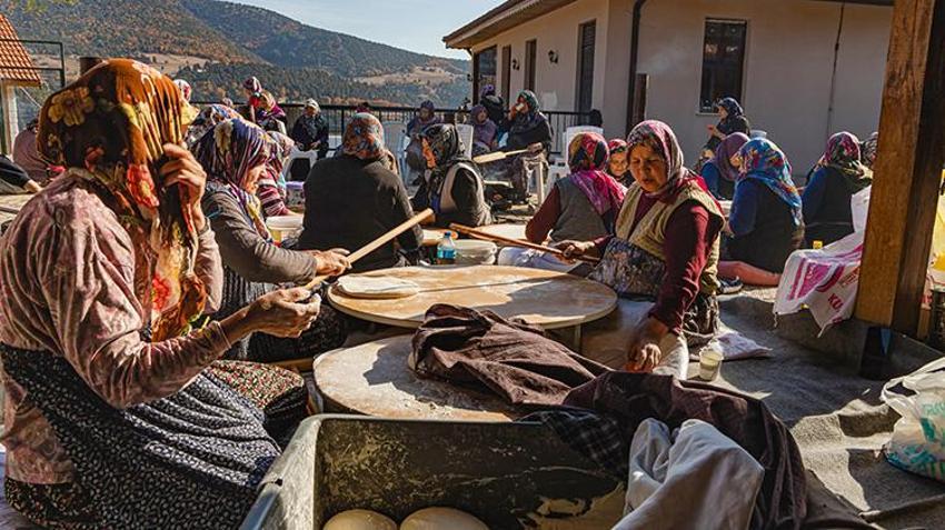 Bursa'da 700 yıllık bayram geleneği! Arefe gününden başlıyor, çocuklar kapı kapı dolaşıp 'Adak' topluyor
