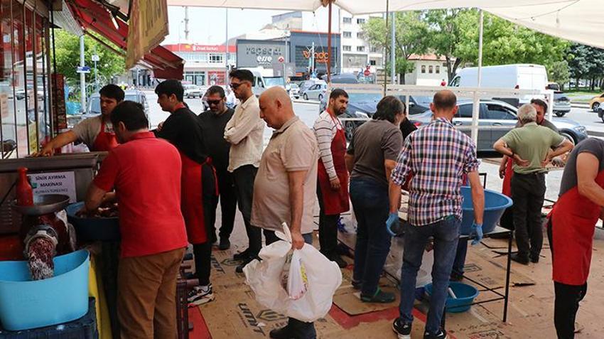 Türkiye'den bayram manzaraları! Sahiller doldu taştı, kasaplarda sıra oluştu