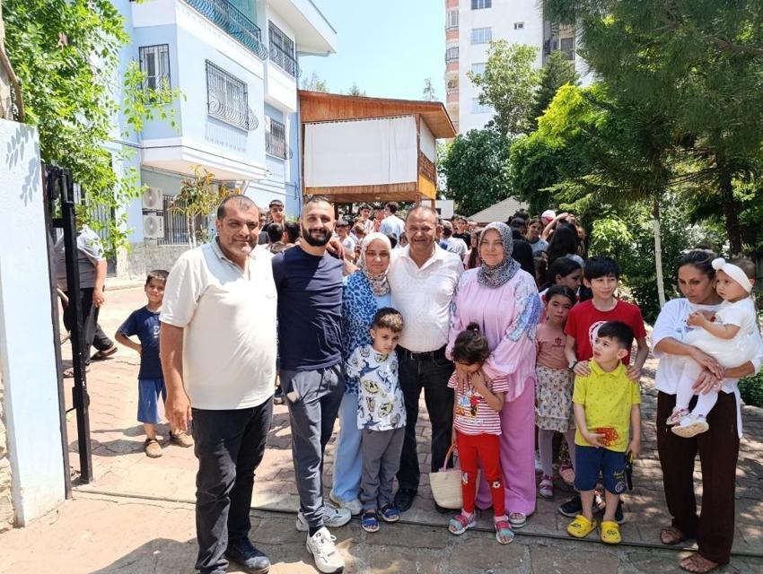 Adana'da 20 yıl önce başladı! Yüzlerce çocuk bayram harçlığı için sıraya girdi