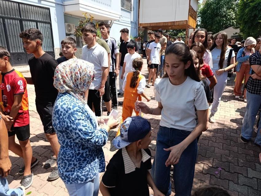 Adana'da 20 yıl önce başladı! Yüzlerce çocuk bayram harçlığı için sıraya girdi