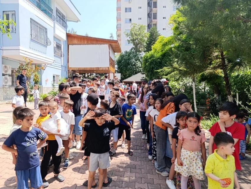 Adana'da 20 yıl önce başladı! Yüzlerce çocuk bayram harçlığı için sıraya girdi