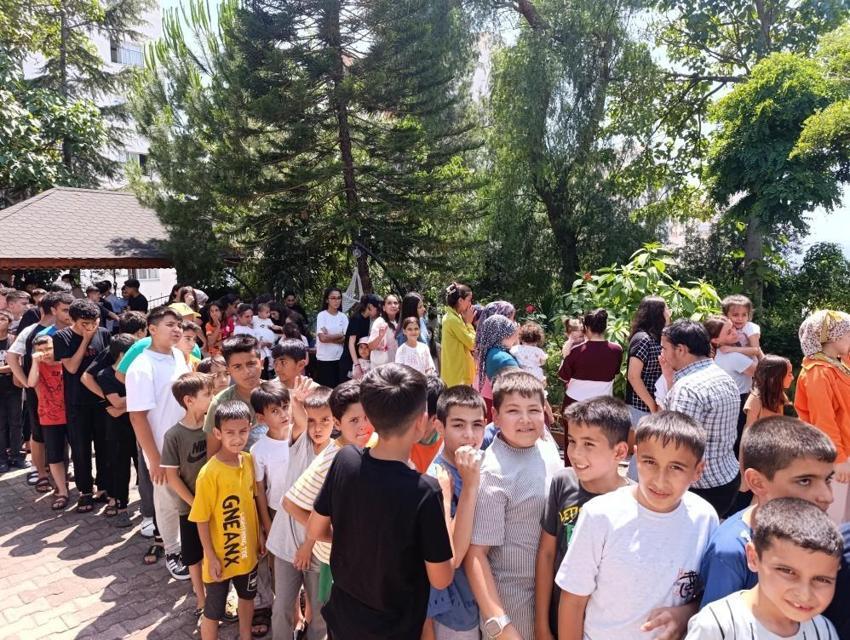 Adana'da 20 yıl önce başladı! Yüzlerce çocuk bayram harçlığı için sıraya girdi