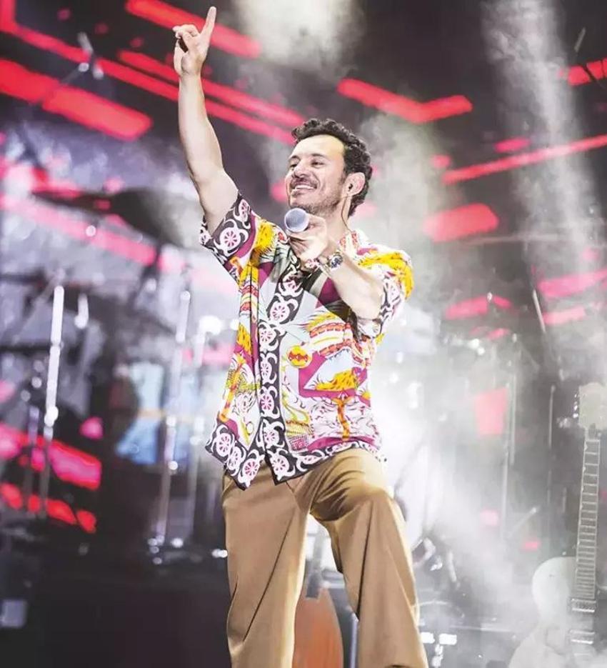 Bayram sahnesinin yıldızları: Ünlü isimler konserlerle coşturdu