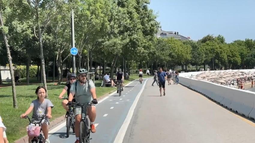 İstanbul'da plajlar doldu taştı! Menekşe ve Caddebostan'da yer kalmadı