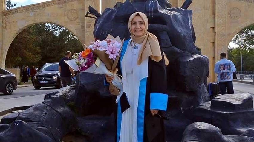 Hayalleri için yaşını bahane etmedi! 48 yaşında üniversiteden mezun oldu, diploma töreninde eserlerini sergiledi