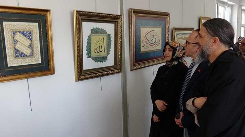 Hayalleri için yaşını bahane etmedi! 48 yaşında üniversiteden mezun oldu, diploma töreninde eserlerini sergiledi