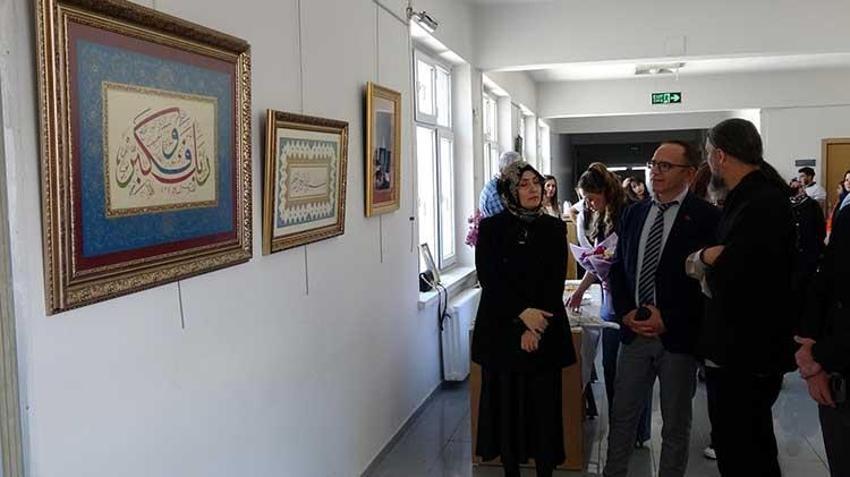 Hayalleri için yaşını bahane etmedi! 48 yaşında üniversiteden mezun oldu, diploma töreninde eserlerini sergiledi