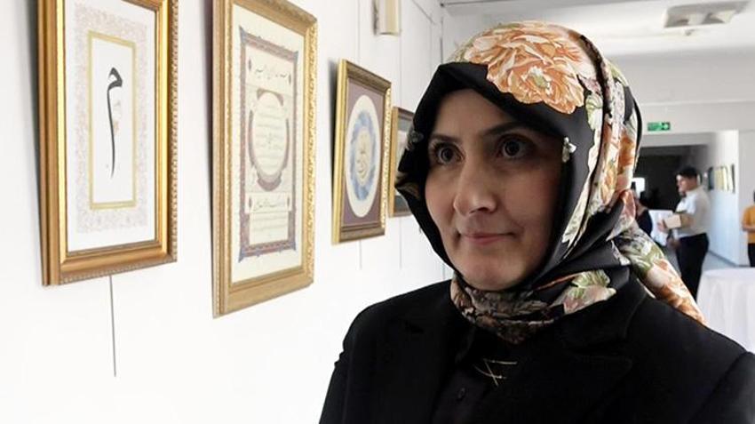 Hayalleri için yaşını bahane etmedi! 48 yaşında üniversiteden mezun oldu, diploma töreninde eserlerini sergiledi