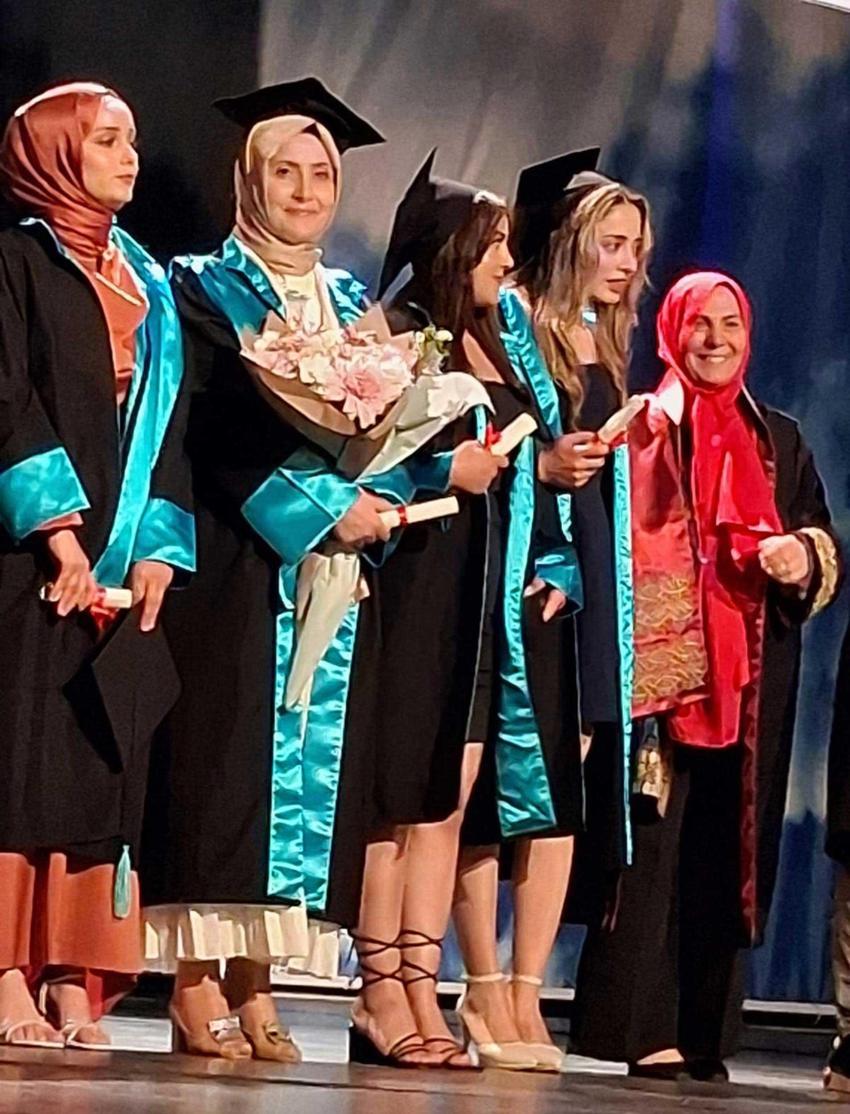 Hayalleri için yaşını bahane etmedi! 48 yaşında üniversiteden mezun oldu, diploma töreninde eserlerini sergiledi