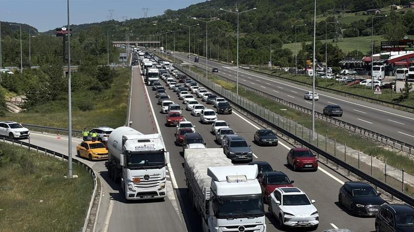 Bayram tatili sonrası dönüş çilesi başladı! Birçok noktada trafik kilit, işte son durum