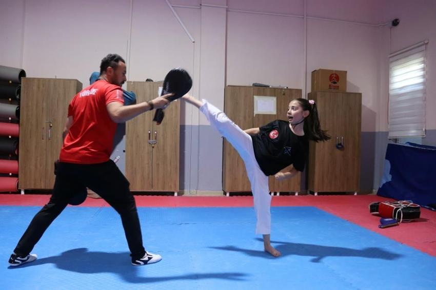 9 yaşında tekvando şampiyonu oldu