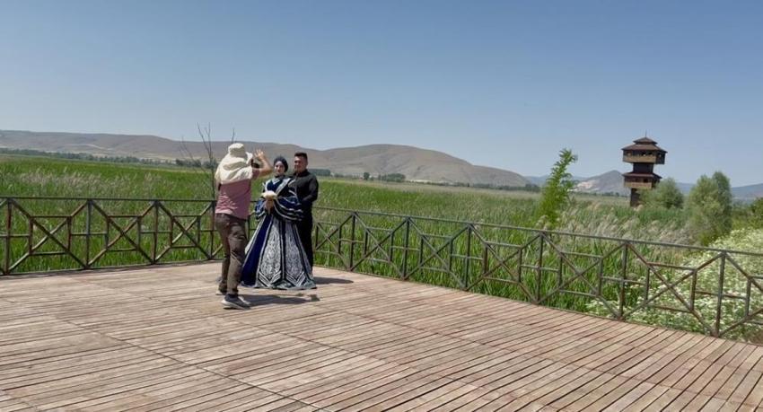 Kaz Gölü yeni evlenenlerin fotoğraf mekanı oldu!