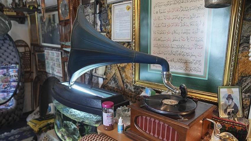 15 yaşında başladı, Babaannesinin sandığından çıktı, evini antika müzesine çevirdi! Her biri servet değerinde