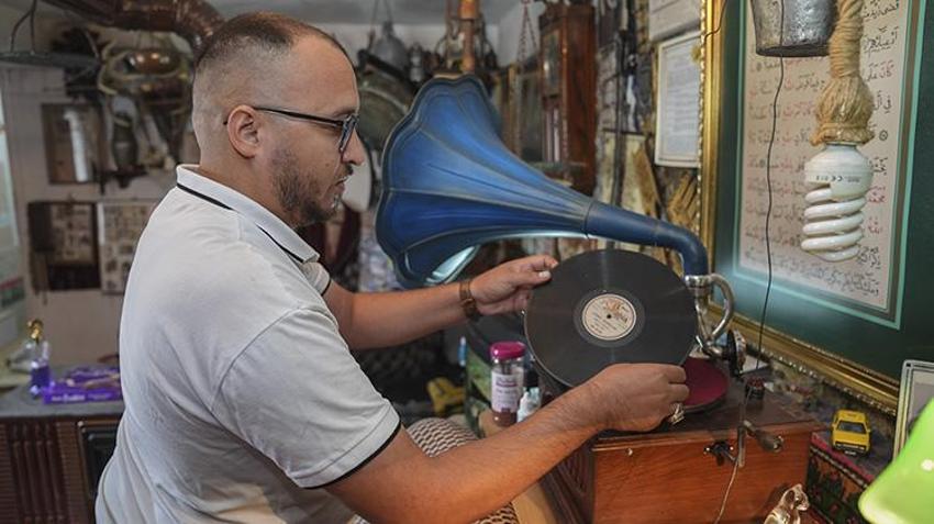 15 yaşında başladı, Babaannesinin sandığından çıktı, evini antika müzesine çevirdi! Her biri servet değerinde