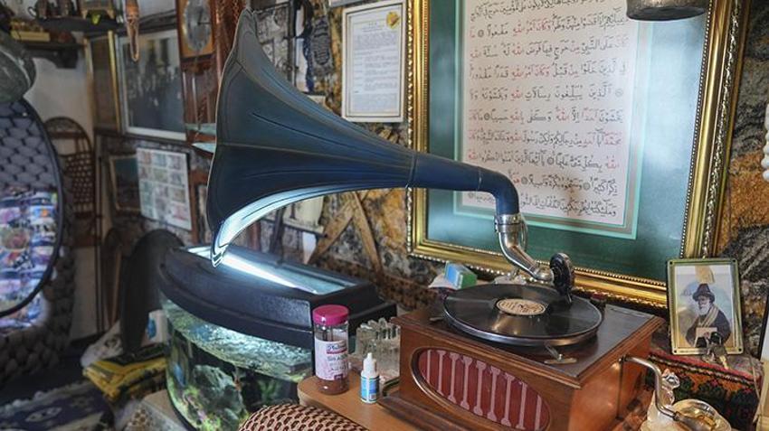 15 yaşında başladı, Babaannesinin sandığından çıktı, evini antika müzesine çevirdi! Her biri servet değerinde