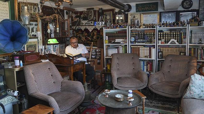 15 yaşında başladı, Babaannesinin sandığından çıktı, evini antika müzesine çevirdi! Her biri servet değerinde