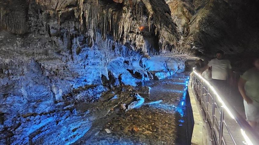 Zonguldak'ın 350 milyon yıllık doğal güzelliği! Türkiye'nin en uzun onuncu mağarası ziyaretçi rekoru kırdı