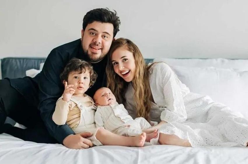 Eser Yenenler'den eşi Berfu Yenenler'e romantik evlilik yıl dönümü kutlaması!