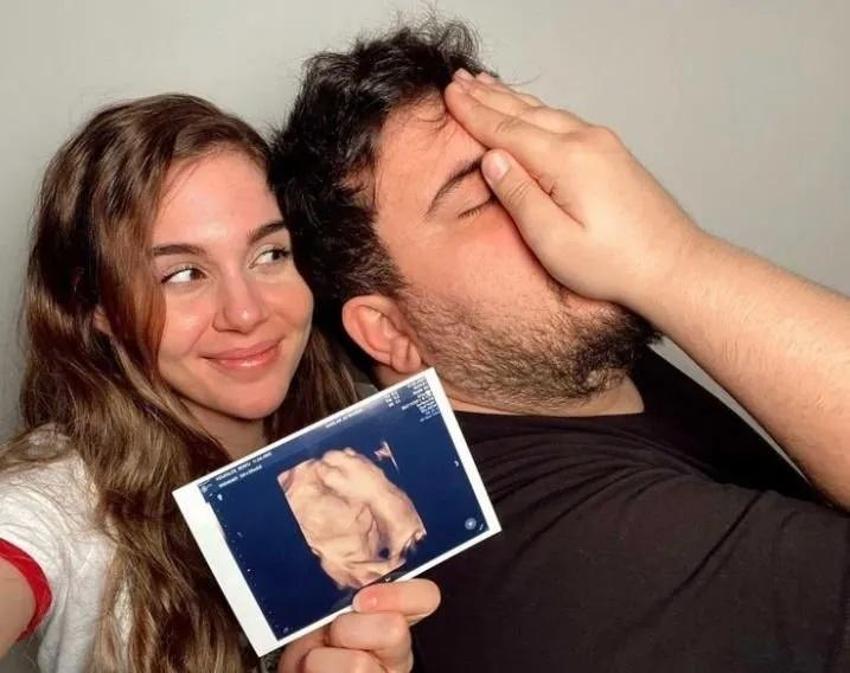 Eser Yenenler'den eşi Berfu Yenenler'e romantik evlilik yıl dönümü kutlaması!