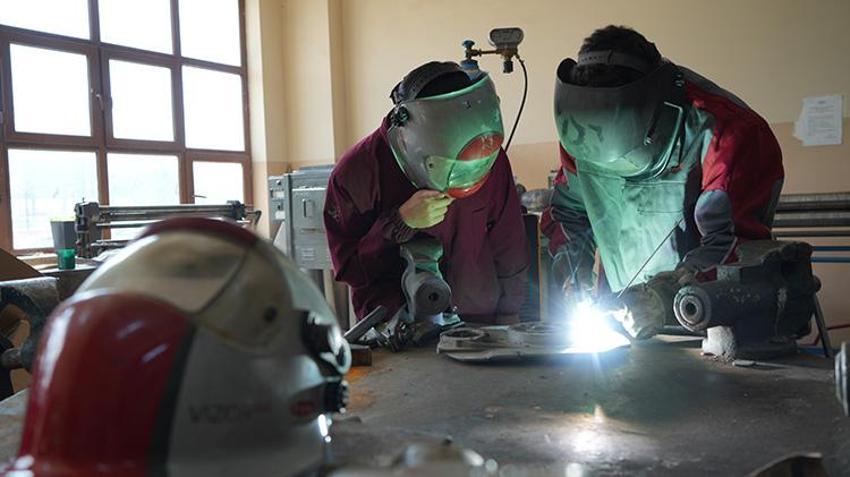 Bu meslek lisesi öğrencilerin koluna altın bileziği takmadan bırakmıyor! Fabrika gibi üretiyorlar