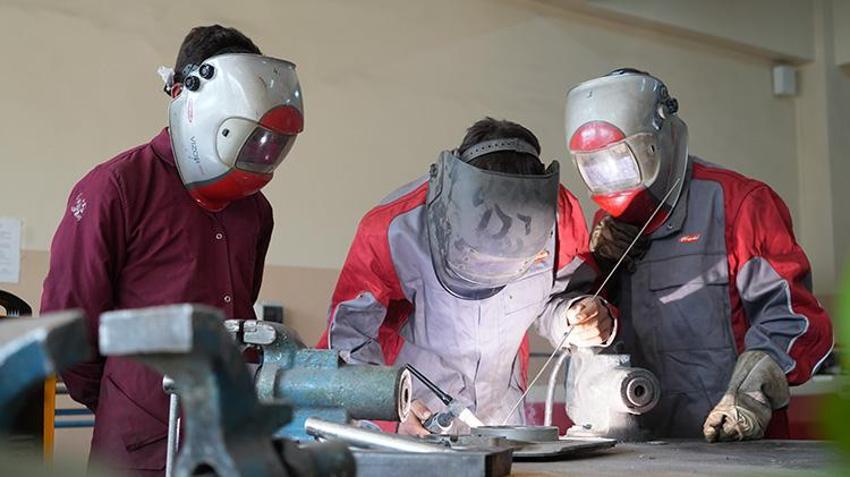 Bu meslek lisesi öğrencilerin koluna altın bileziği takmadan bırakmıyor! Fabrika gibi üretiyorlar
