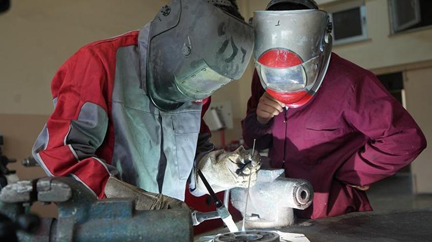 Bu meslek lisesi öğrencilerin koluna altın bileziği takmadan bırakmıyor! Fabrika gibi üretiyorlar