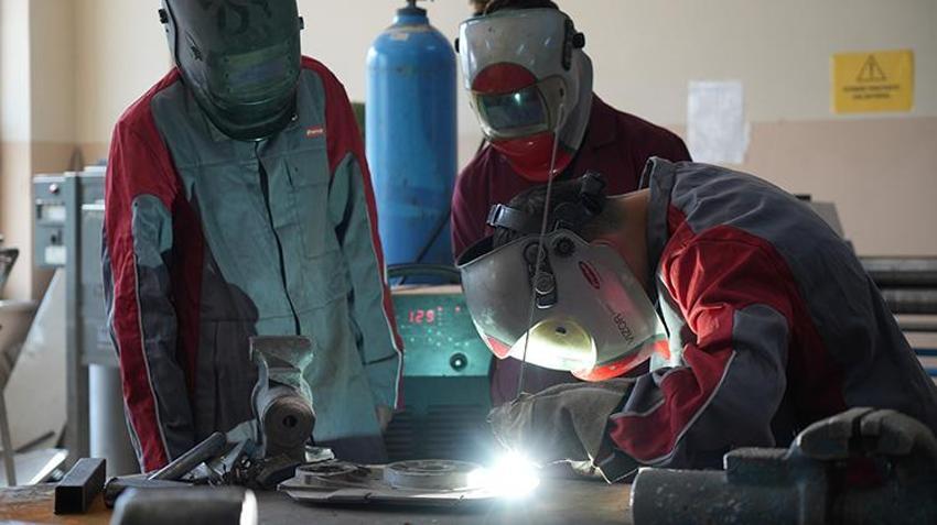 Bu meslek lisesi öğrencilerin koluna altın bileziği takmadan bırakmıyor! Fabrika gibi üretiyorlar