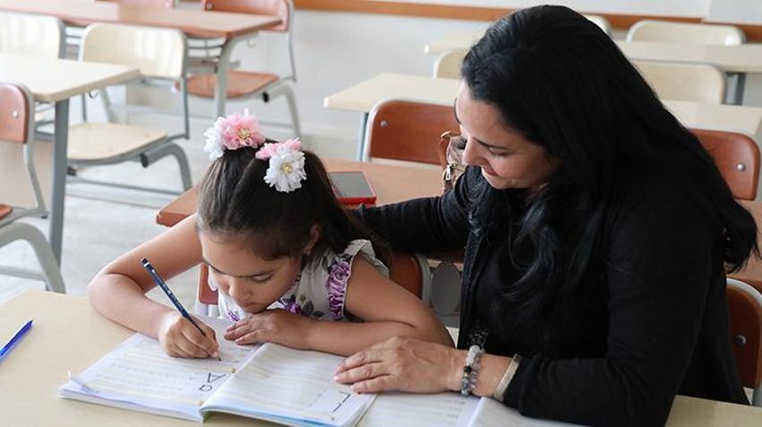 Kübalı gelin eşinin memleketini değil Adana'nın ilçesini beğenip yerleşti! Şimdi de annesi ve kızıyla Türkçe öğreniyor